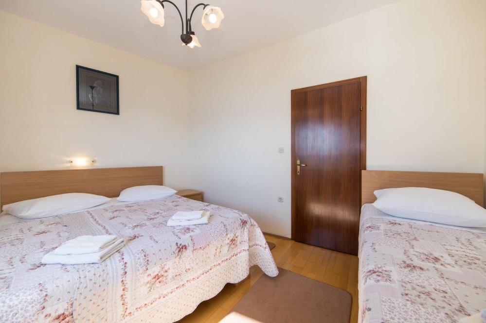 Apartments Dominko Brist Exterior photo